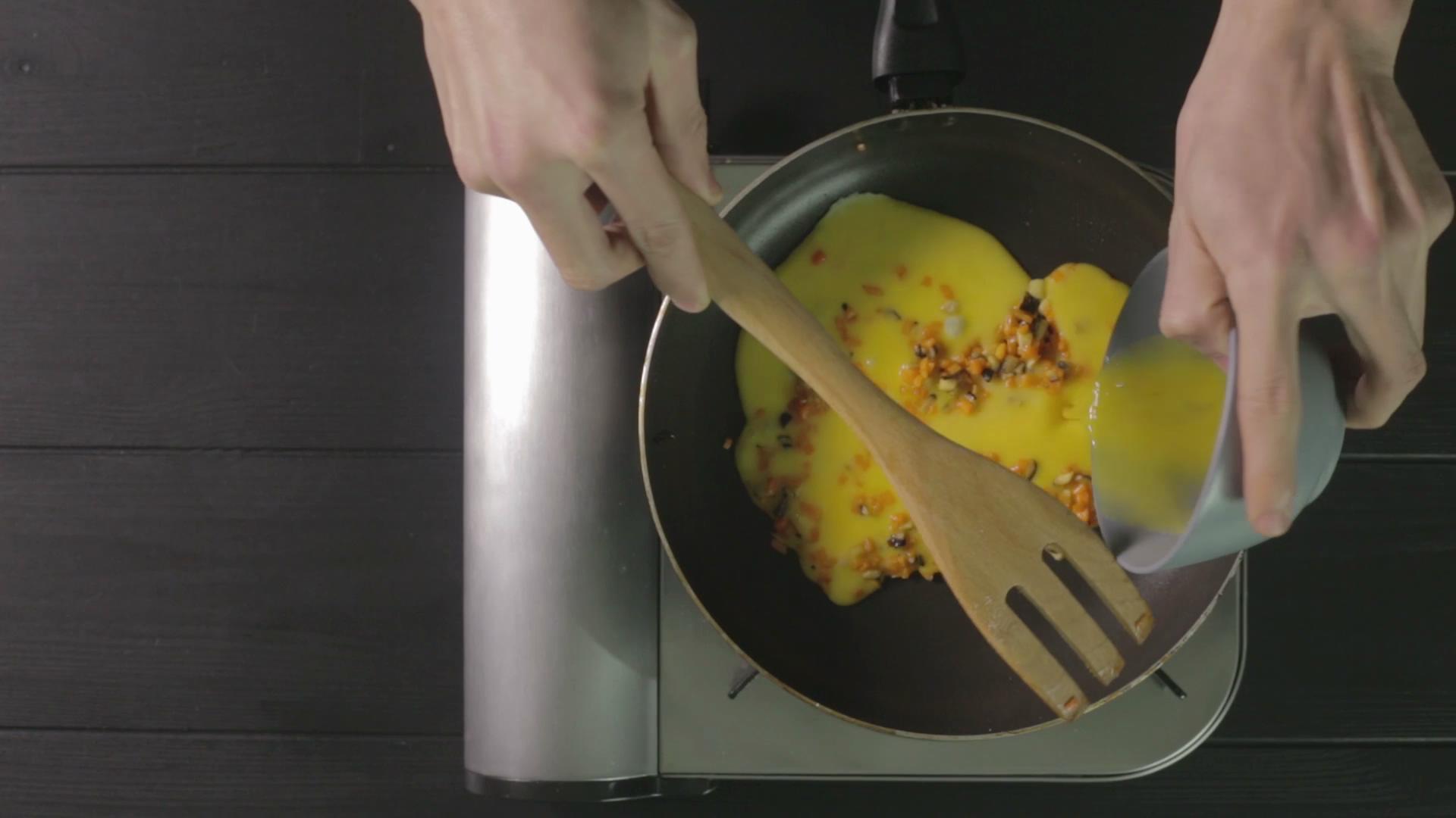 早餐蛋卷 | 爸爸廚房 VOL . 128 J雞蛋香菇 胡蘿蔔 橄欖油 鹽 黃油的做法 步骤12