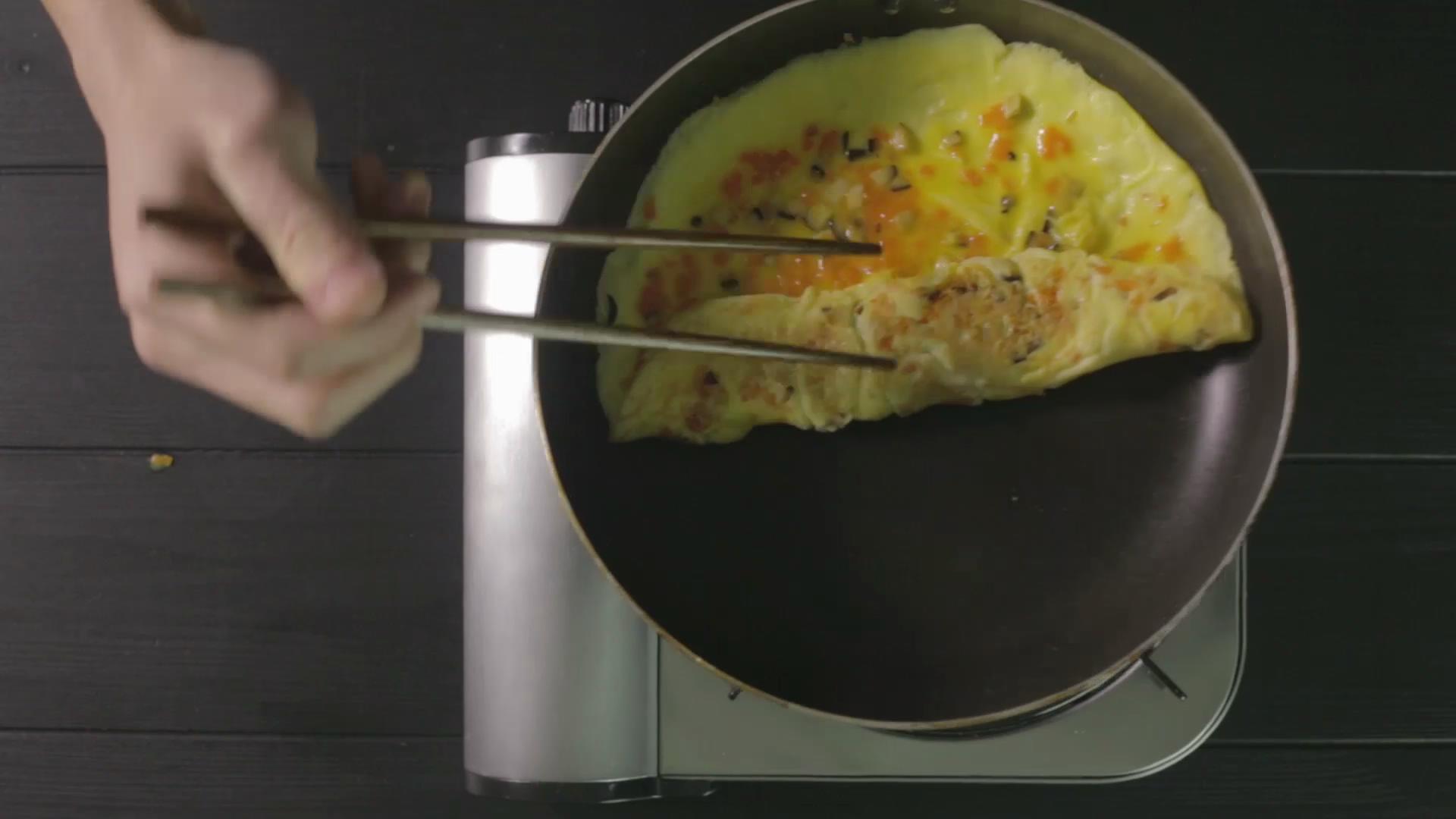 早餐蛋卷 | 爸爸廚房 VOL . 128 J雞蛋香菇 胡蘿蔔 橄欖油 鹽 黃油的做法 步骤13