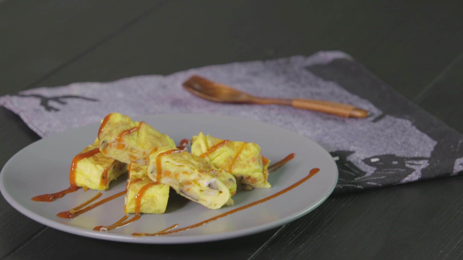 早餐蛋卷 | 爸爸廚房 VOL . 128 J雞蛋香菇 胡蘿蔔 橄欖油 鹽 黃油的做法 步骤16