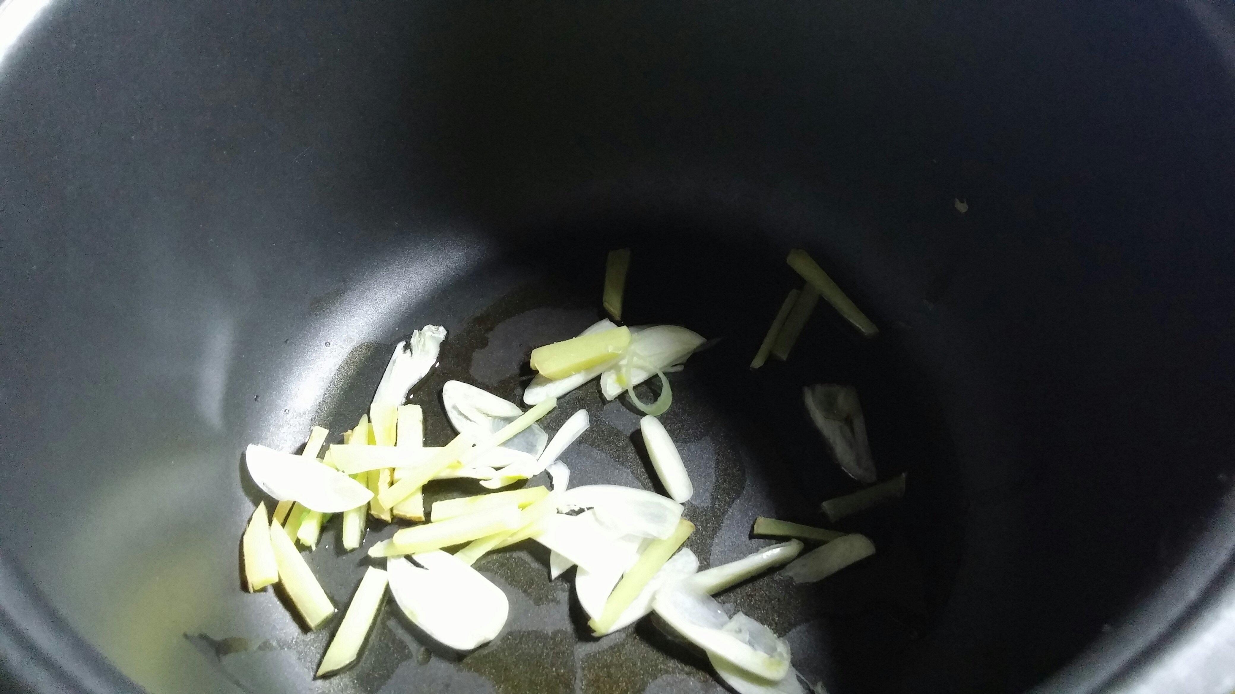 雙菇蒜苗燜飯(~哈啦花電飯煲宿舍料理~)的做法 步骤2