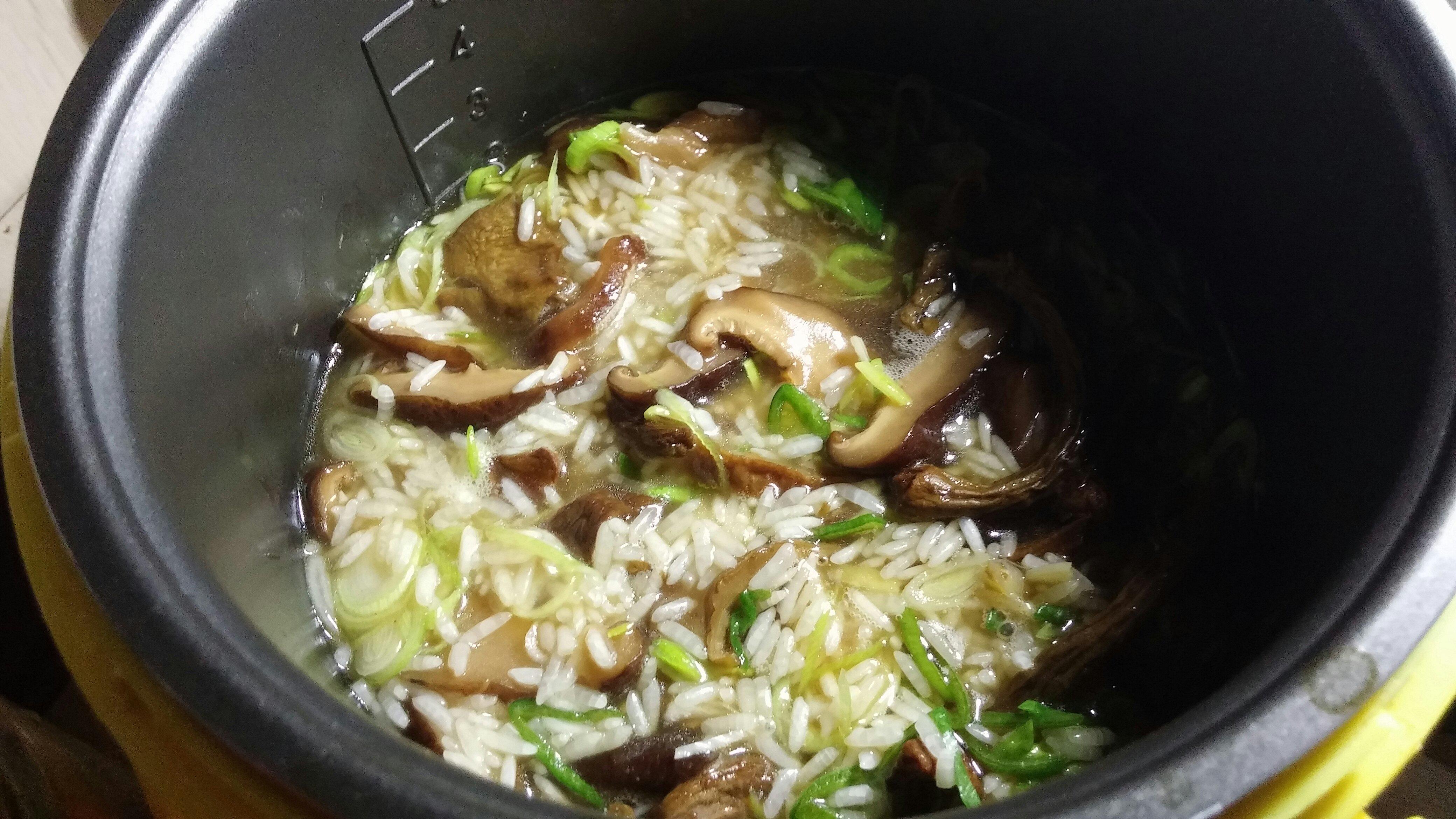 雙菇蒜苗燜飯(~哈啦花電飯煲宿舍料理~)的做法 步骤9