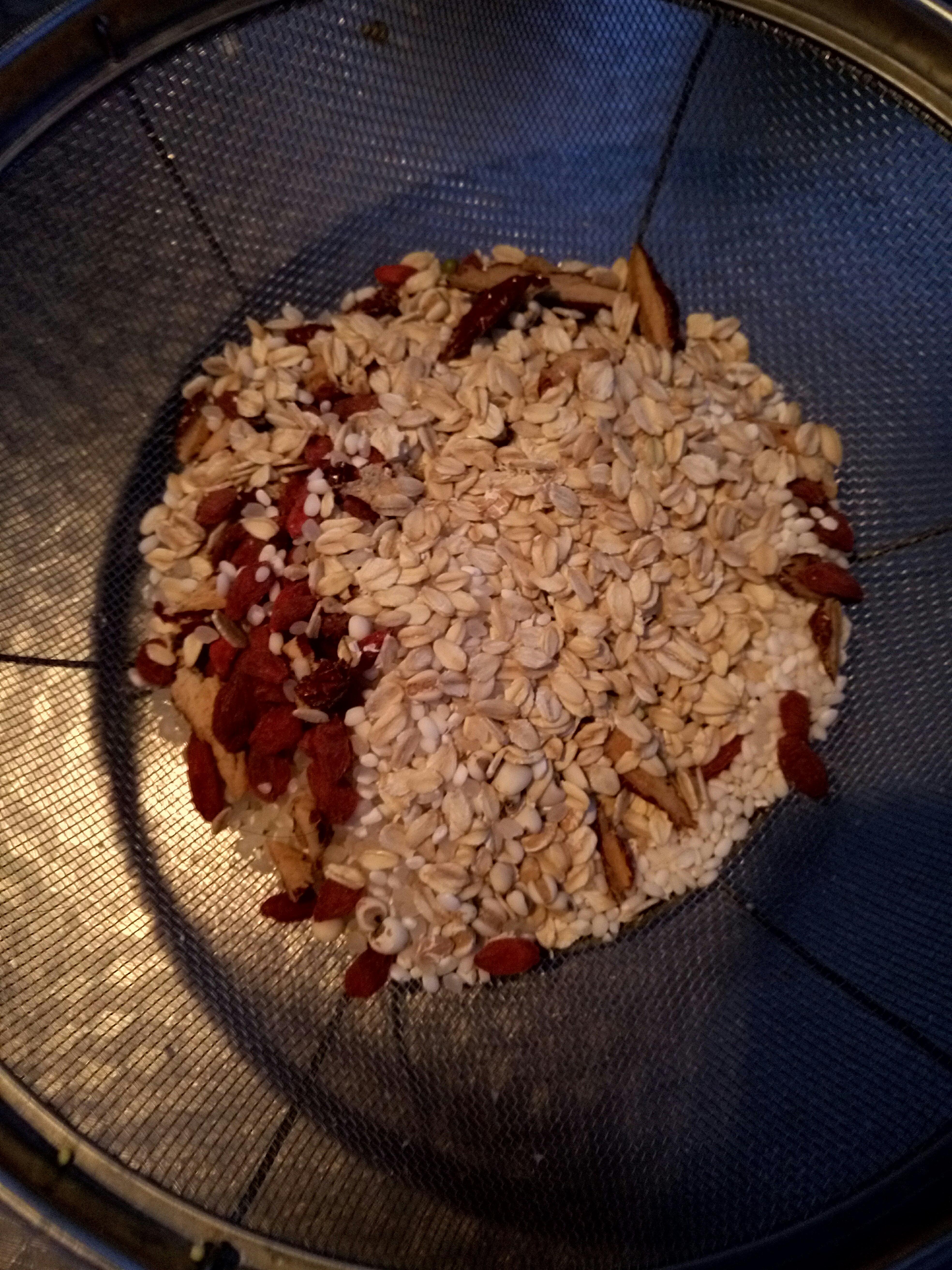 紅棗薏米枸杞牛奶燕麥粥的做法 步骤1