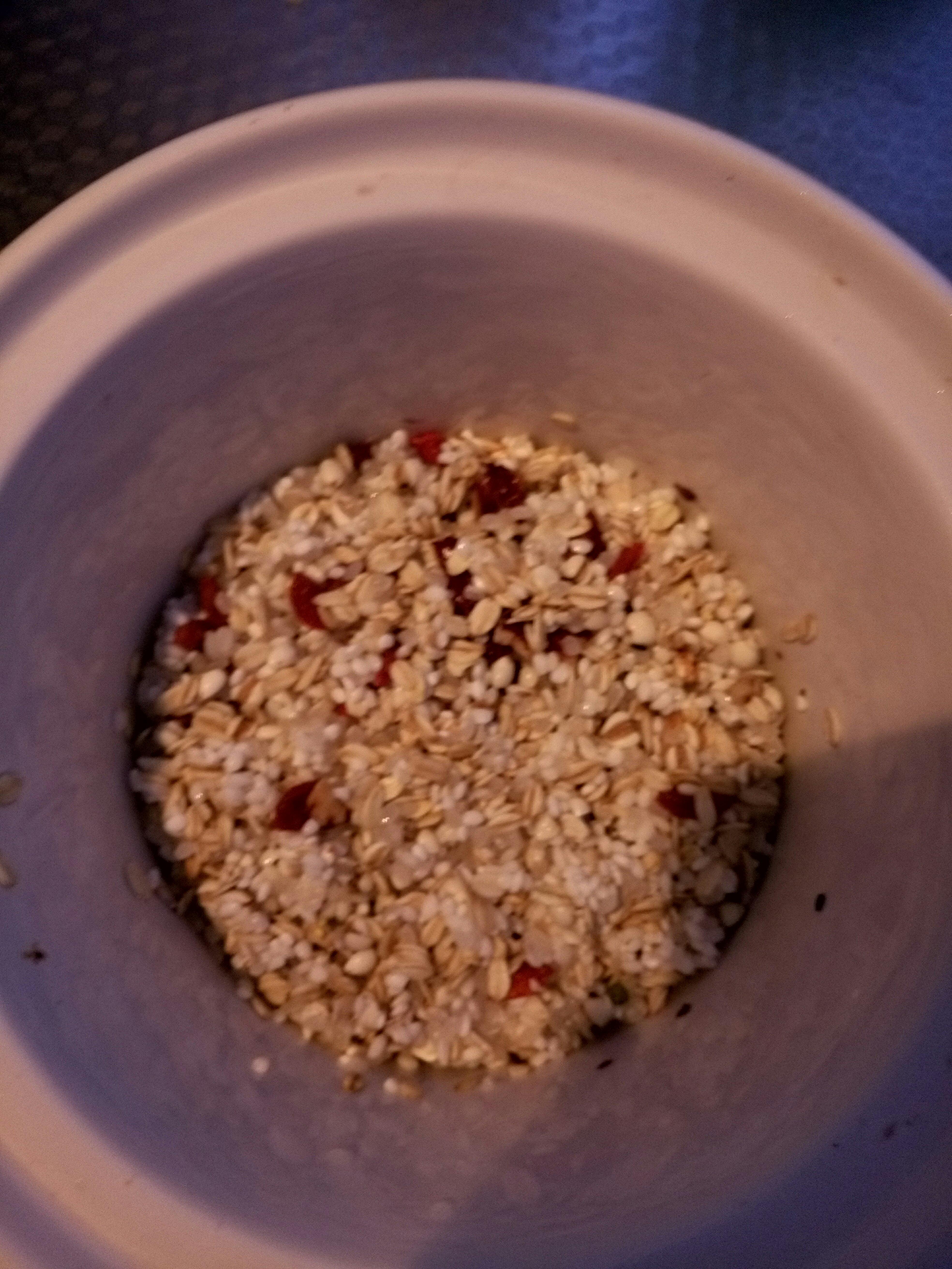 紅棗薏米枸杞牛奶燕麥粥的做法 步骤2