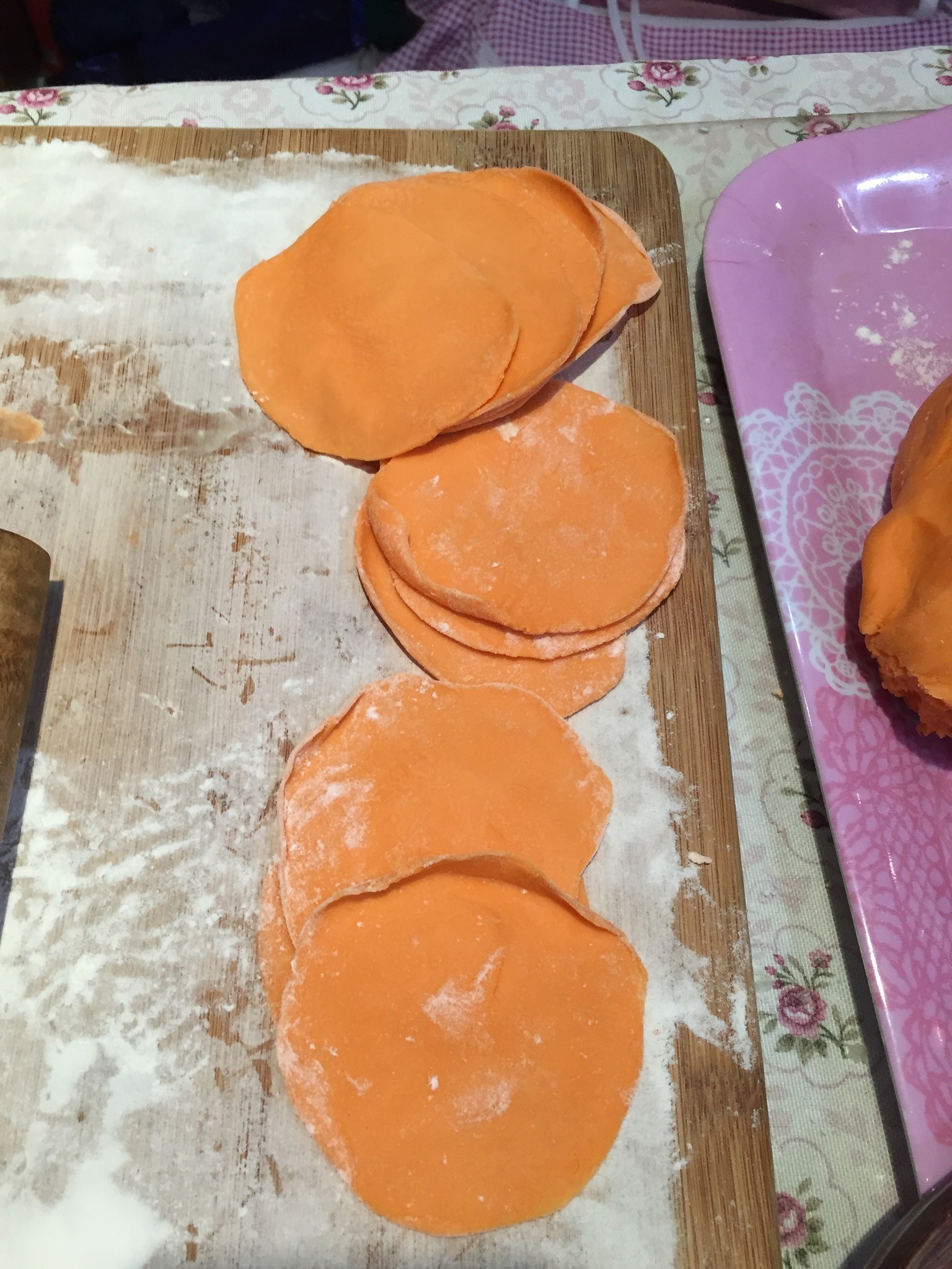 胡蘿蔔汁餃子的做法 步骤2