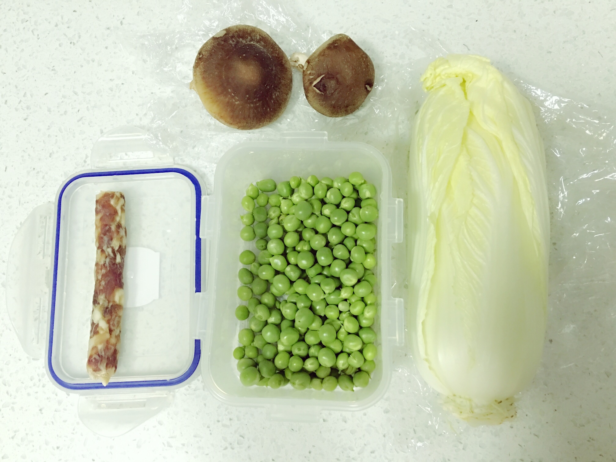 臘腸香菇蔬菜焗雜糧飯的做法 步骤1