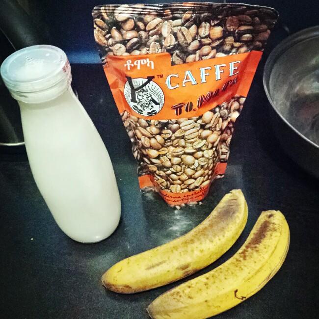 黑暗飲品——香蕉咖啡奶昔的做法 步骤1