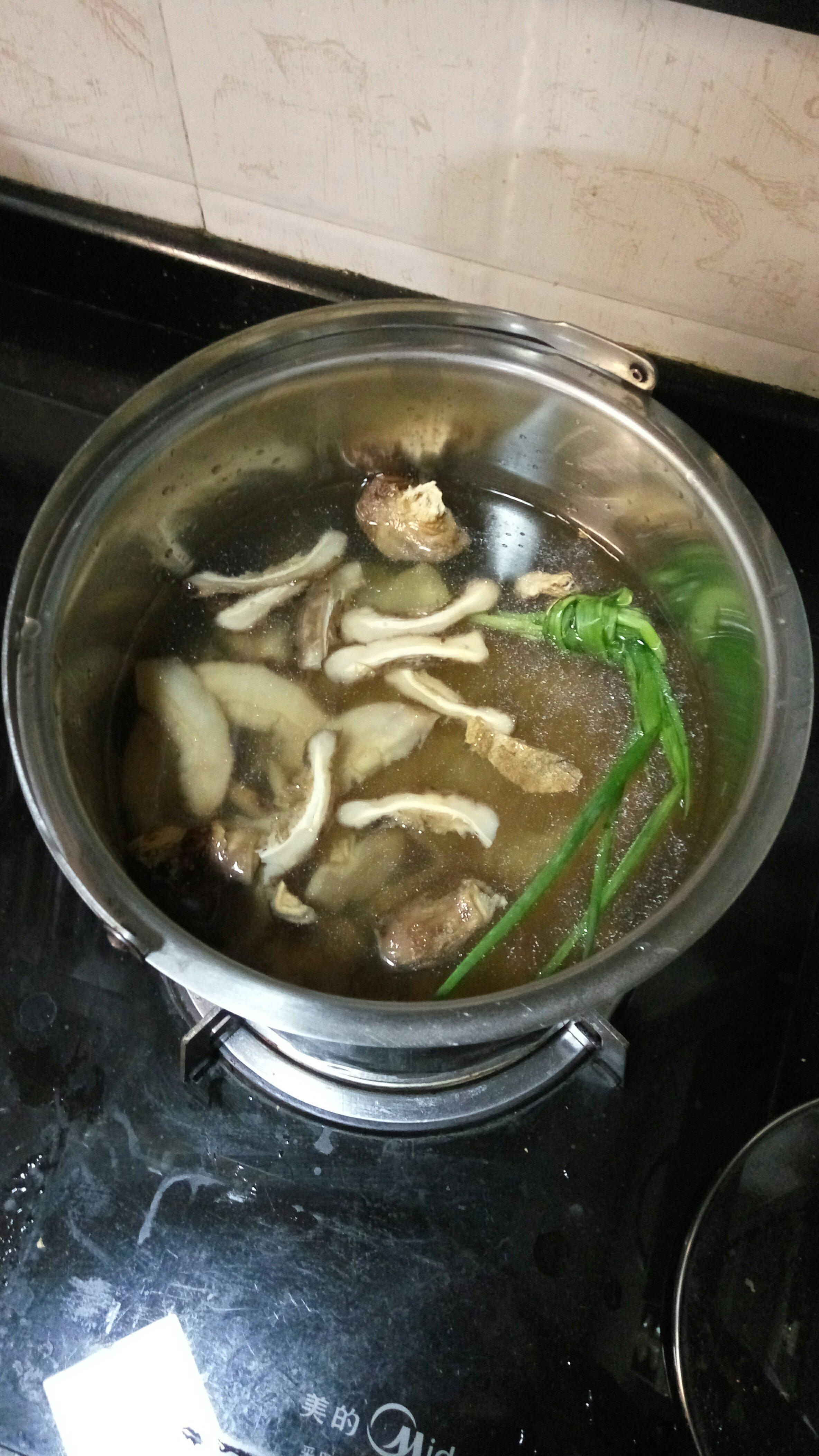 花膠香菇滑雞粥的做法 步骤3