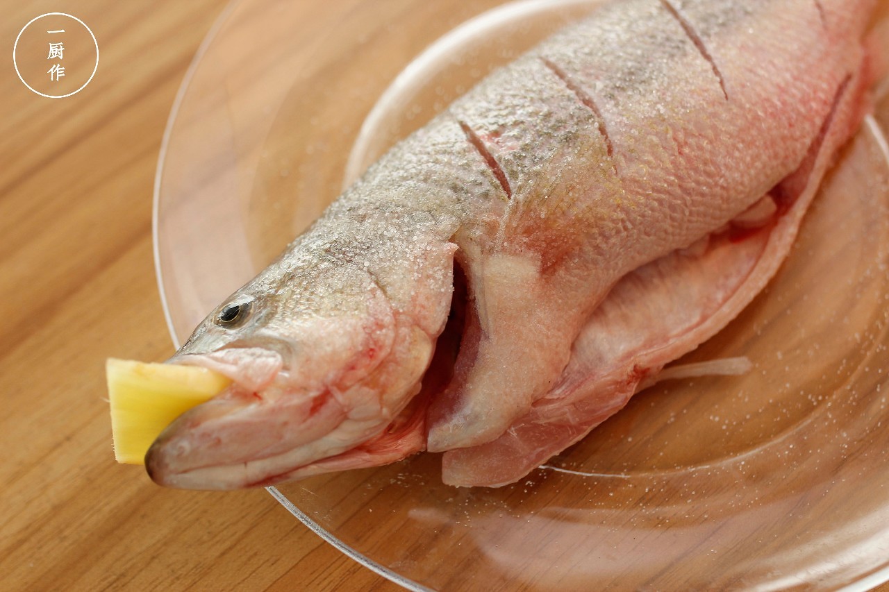【一廚作】VOL40年年有餘：鑄鐵鍋無水蔥姜焗鱸魚的做法 步骤1