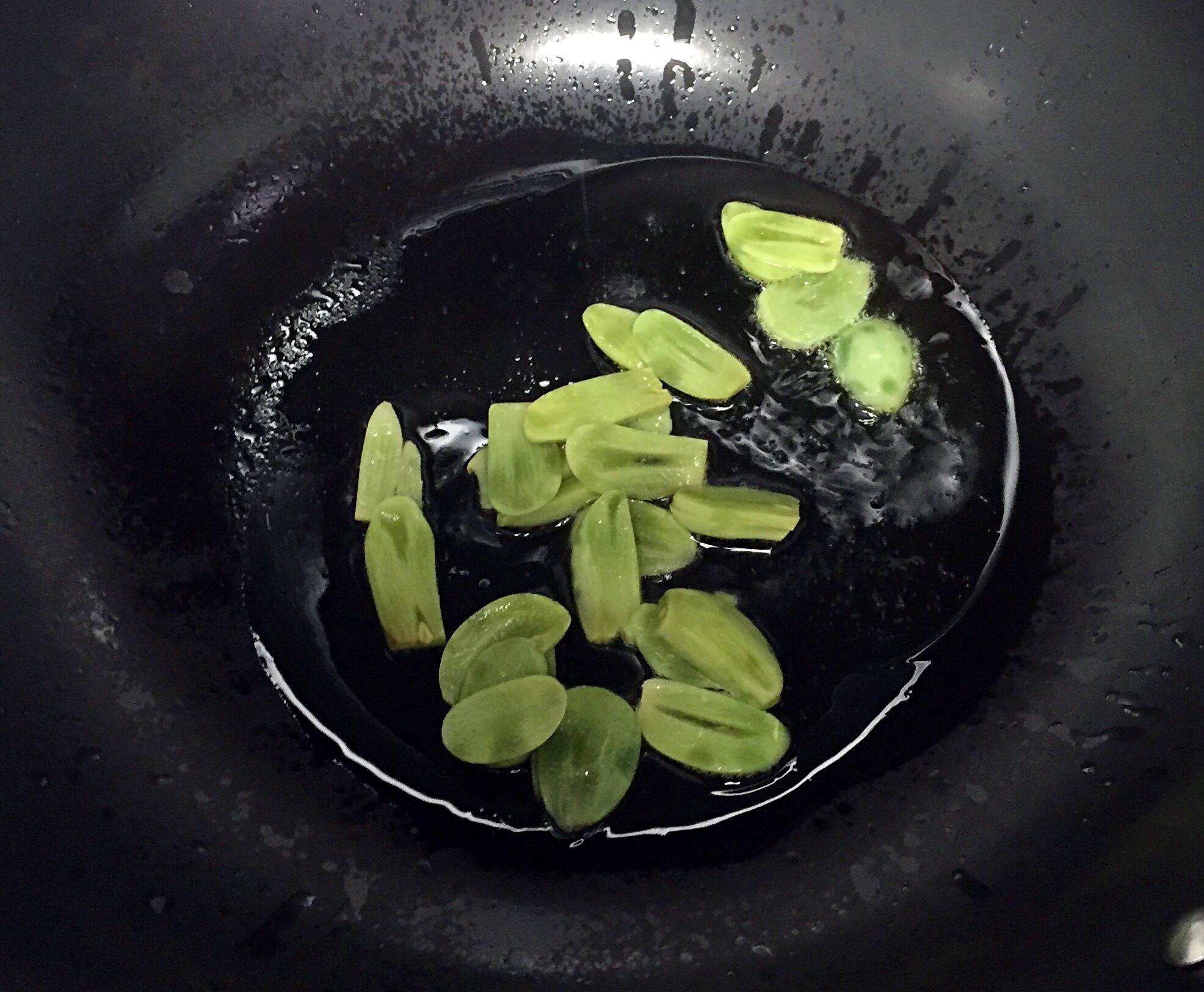 臘八蒜炒白菜的做法 步骤2