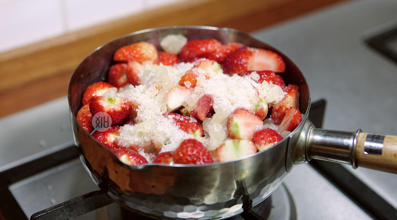 大果粒百香果草莓醬 | 草莓醬的一萬種吃法的做法 步骤1