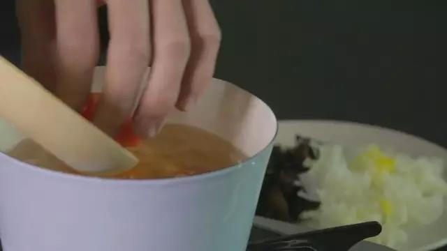 彩丁湯麪 | 爸爸廚房 VOL . 117 細麪條 黑木耳 鮮菇高湯 鹽的做法 步骤5