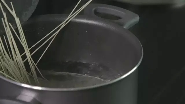 彩丁湯麪 | 爸爸廚房 VOL . 117 細麪條 黑木耳 鮮菇高湯 鹽的做法 步骤8