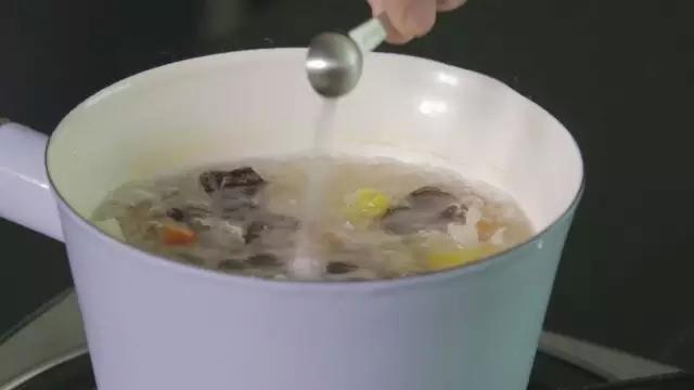 彩丁湯麪 | 爸爸廚房 VOL . 117 細麪條 黑木耳 鮮菇高湯 鹽的做法 步骤7