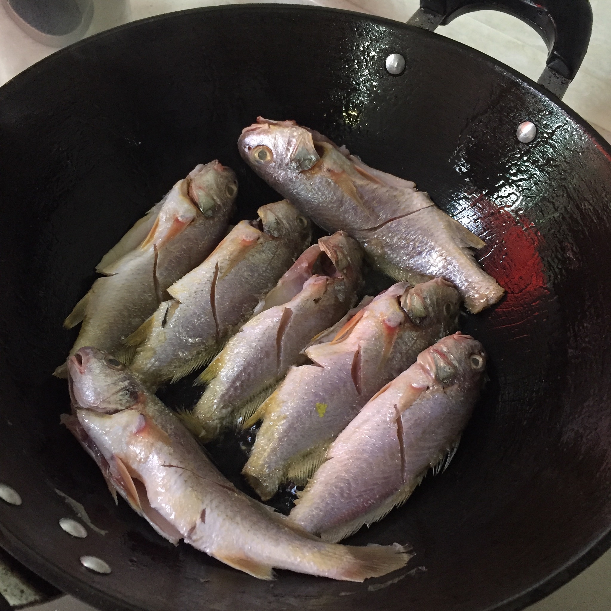 煎小黃魚的做法 步骤2