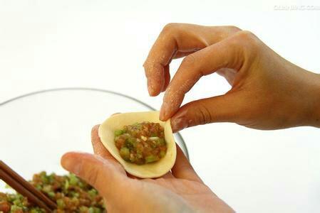 年味之自制美味的酸菜餡餃子（附帶餃子皮的做法）的做法 步骤11
