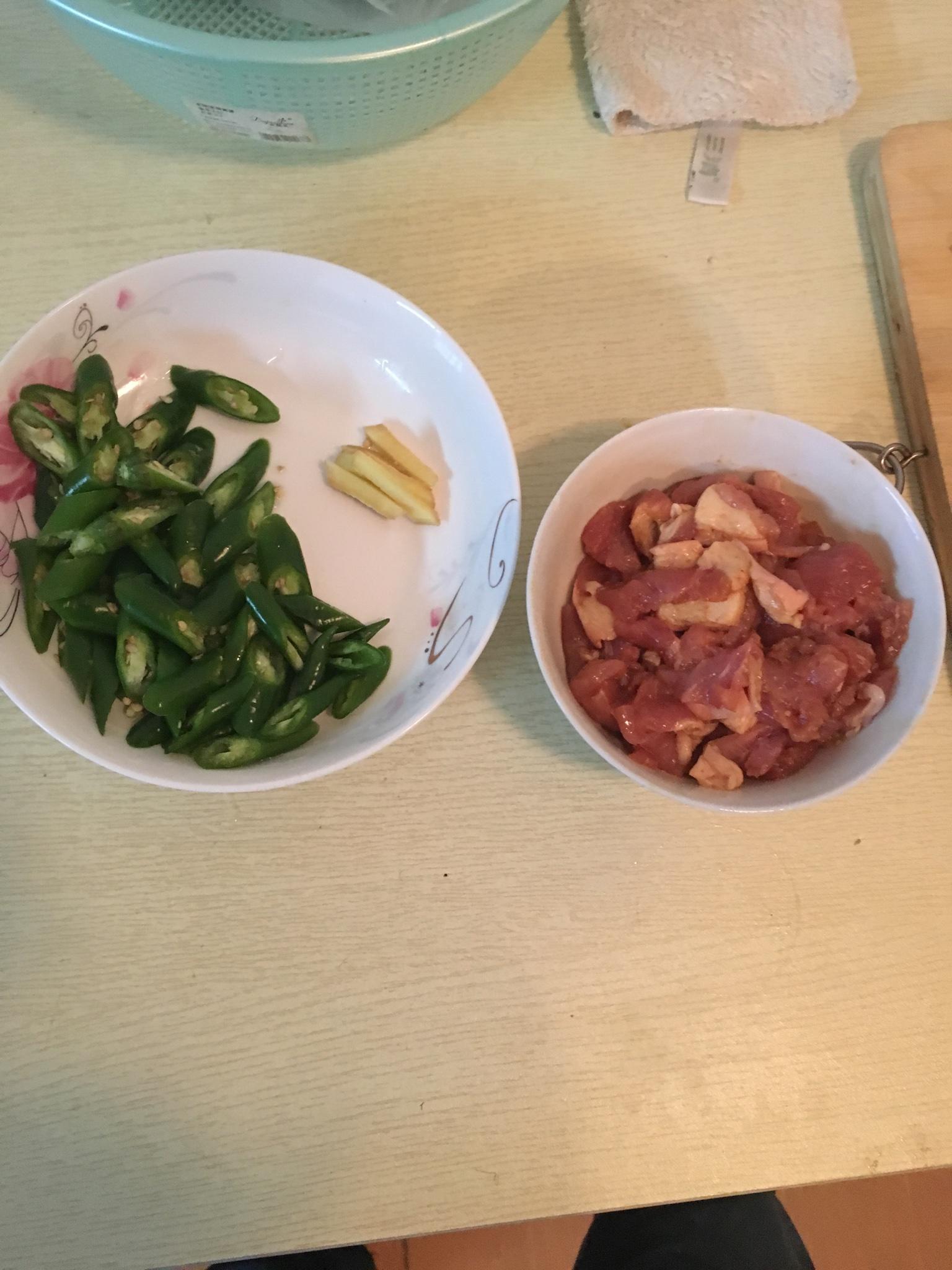 青椒炒肉蓋飯的做法 步骤2