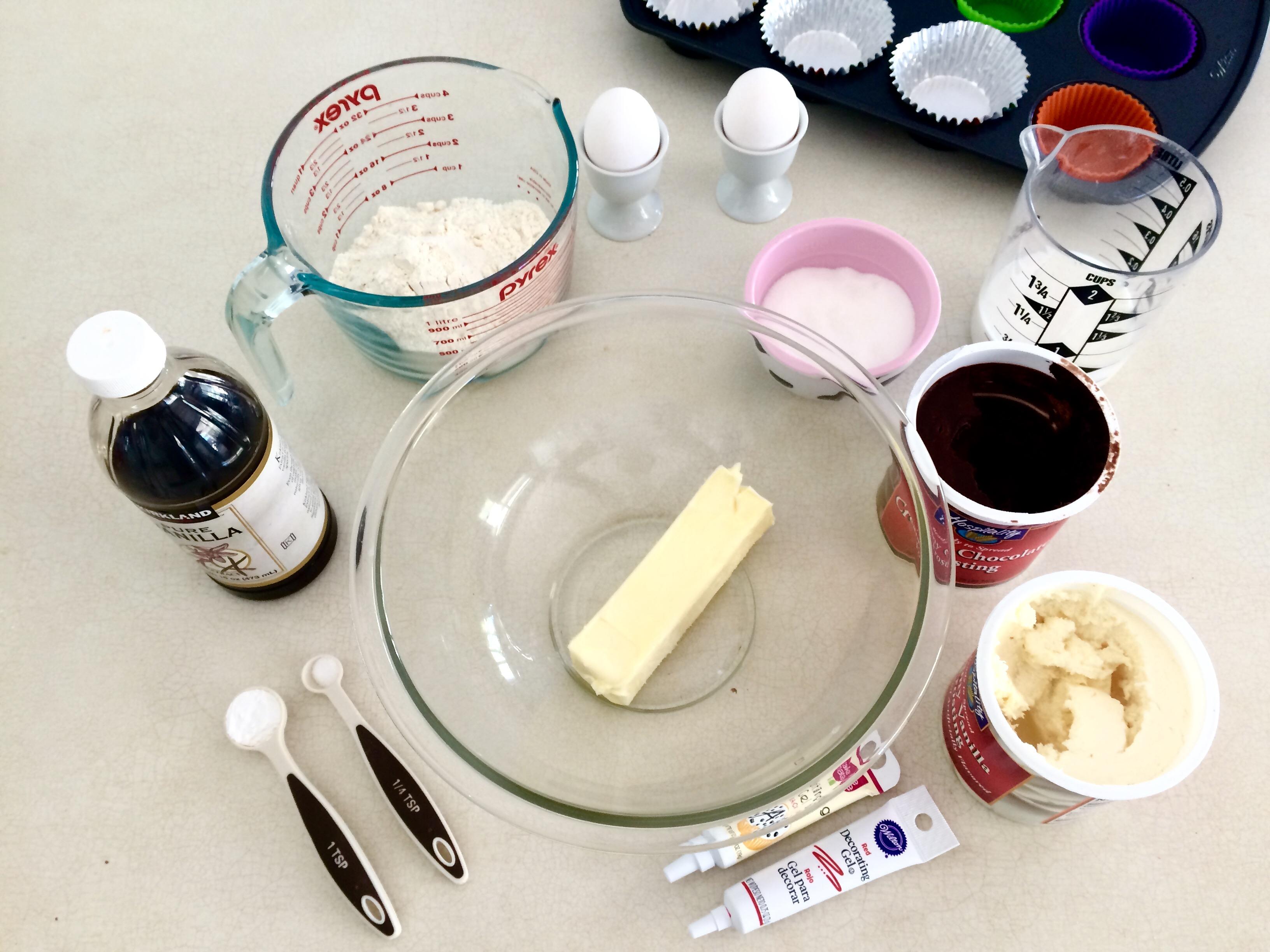 猴年紙杯生日蛋糕 巧克力奶油霜 香草奶油霜的做法 步骤1