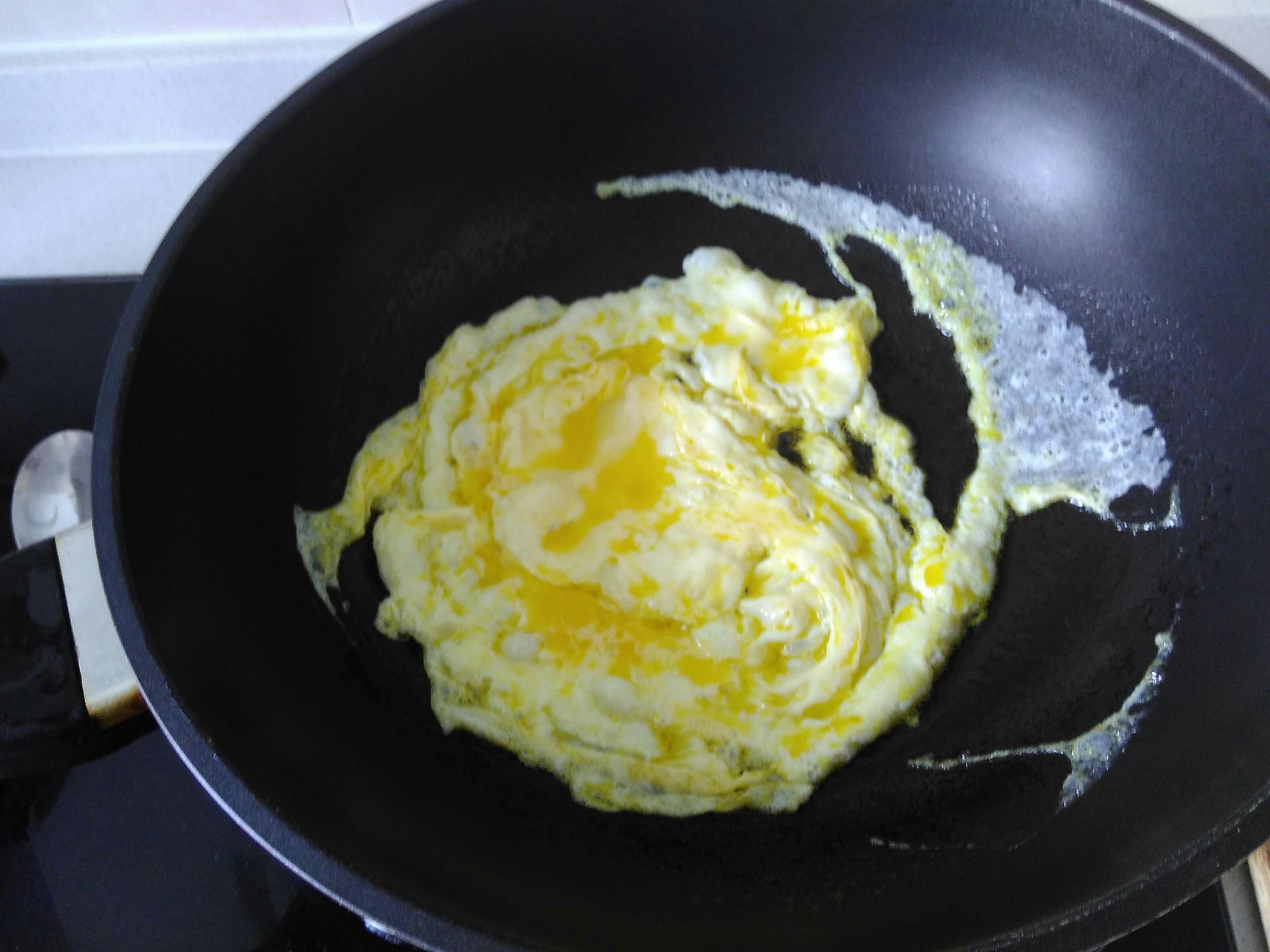 蒜葉雞蛋炒飯的做法 步骤2