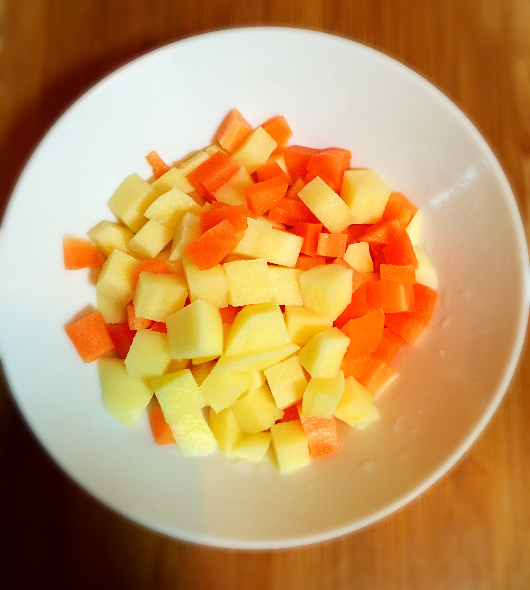 土豆胡蘿蔔香腸燜飯的做法 步骤1