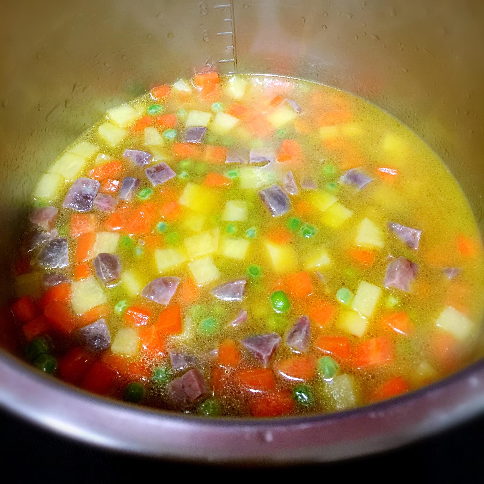 土豆胡蘿蔔香腸燜飯的做法 步骤5