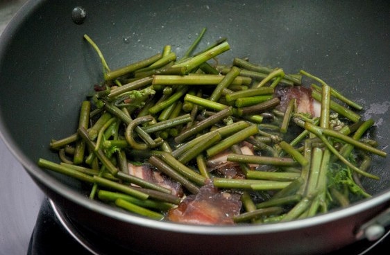 【金字美食廚房】蕨菜炒臘肉的做法 步骤3