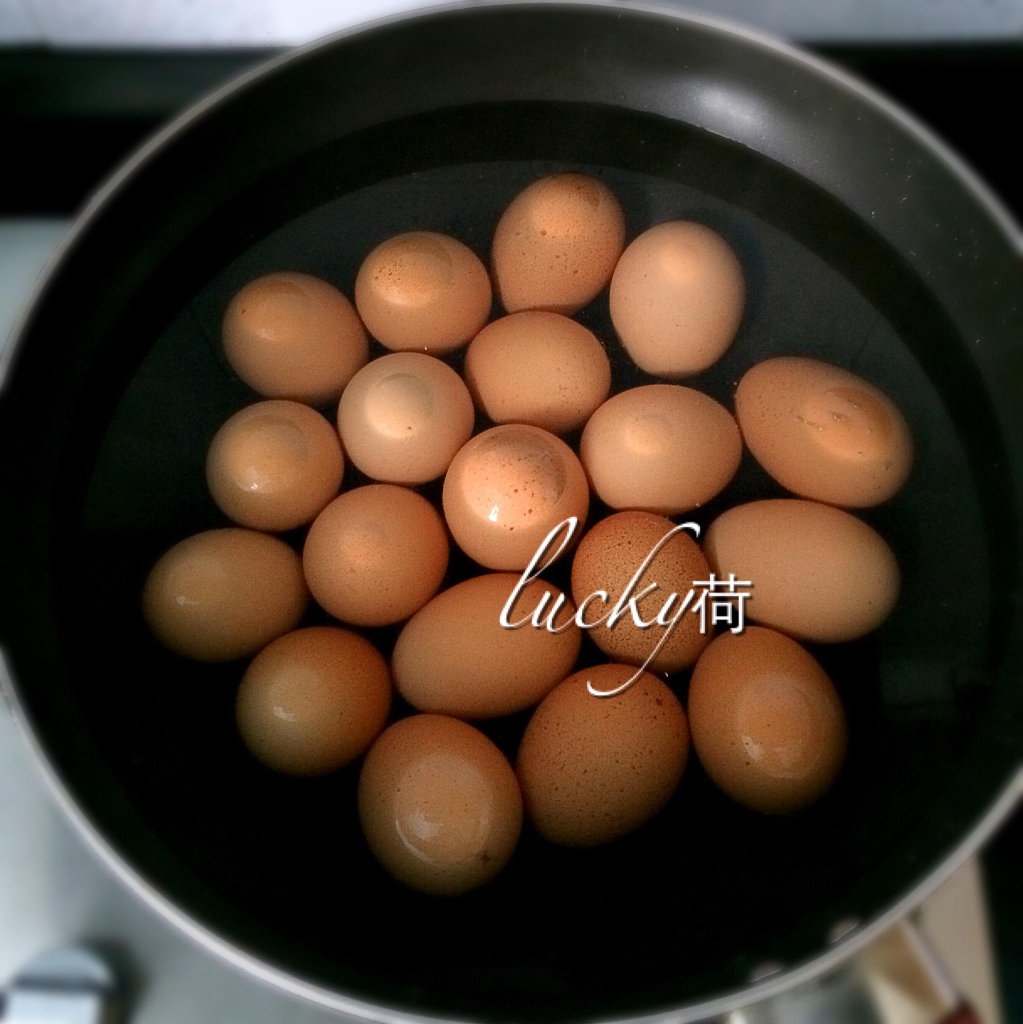電飯煲煮五香茶葉蛋的做法 步骤2