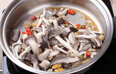 海蠣子炒什錦蘑菇的做法 步骤8