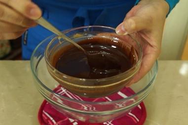 巧克力熔岩蛋糕 Chocolate Molten Lava Cake的做法 步骤3