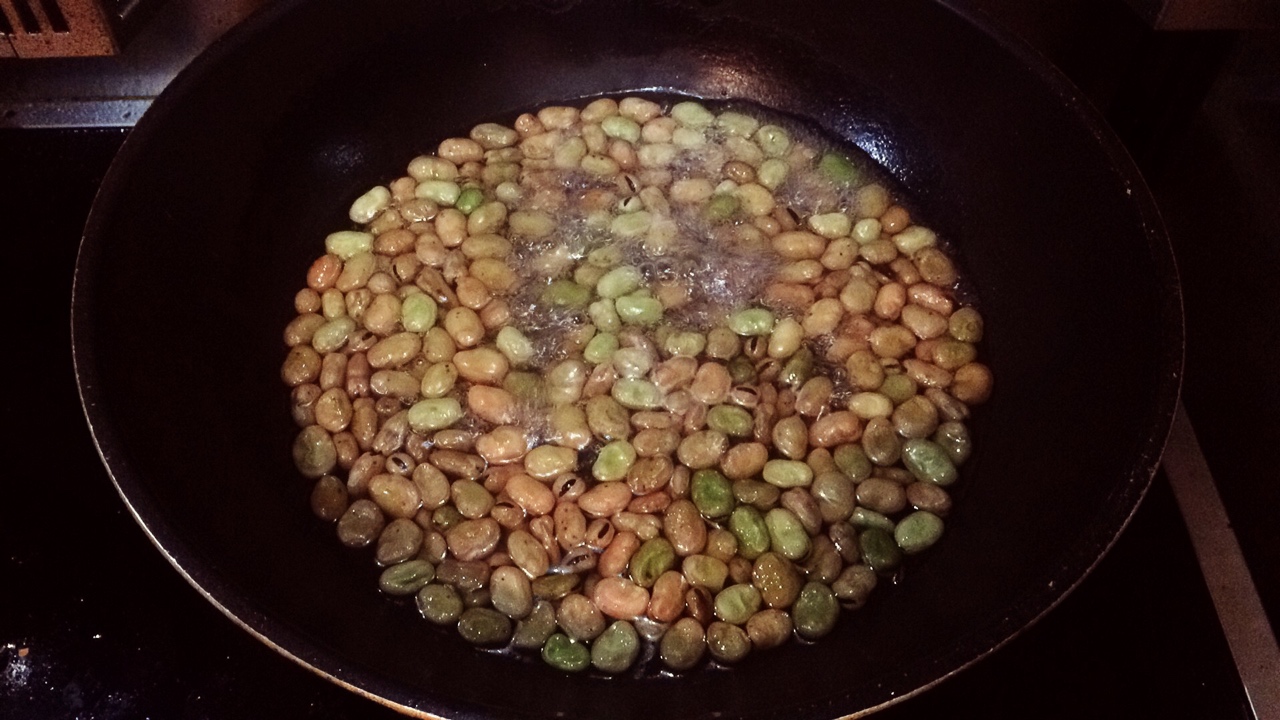 下酒菜：炒豌豆的做法 步骤2