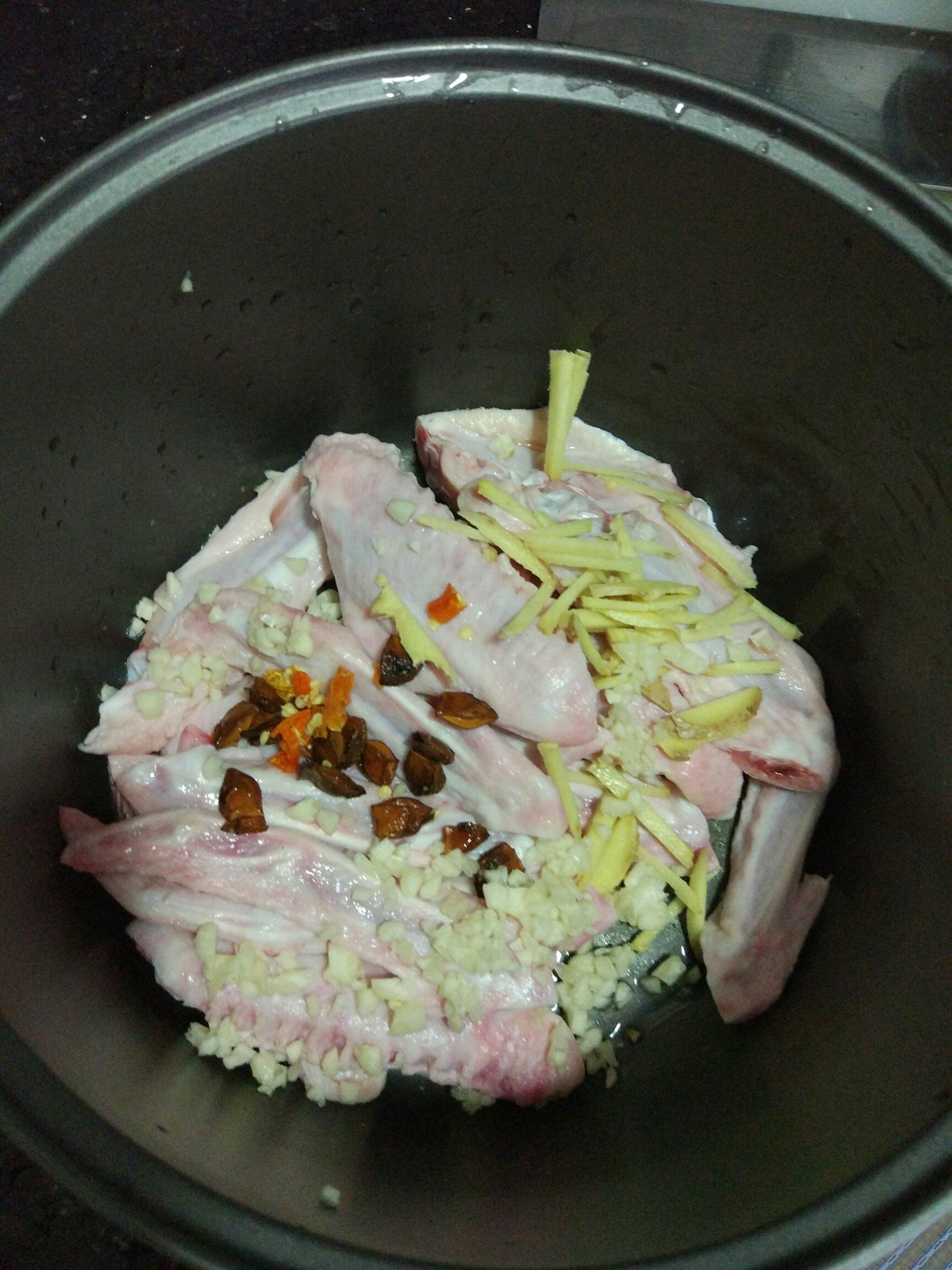 電飯鍋滷鴨翅的做法 步骤1