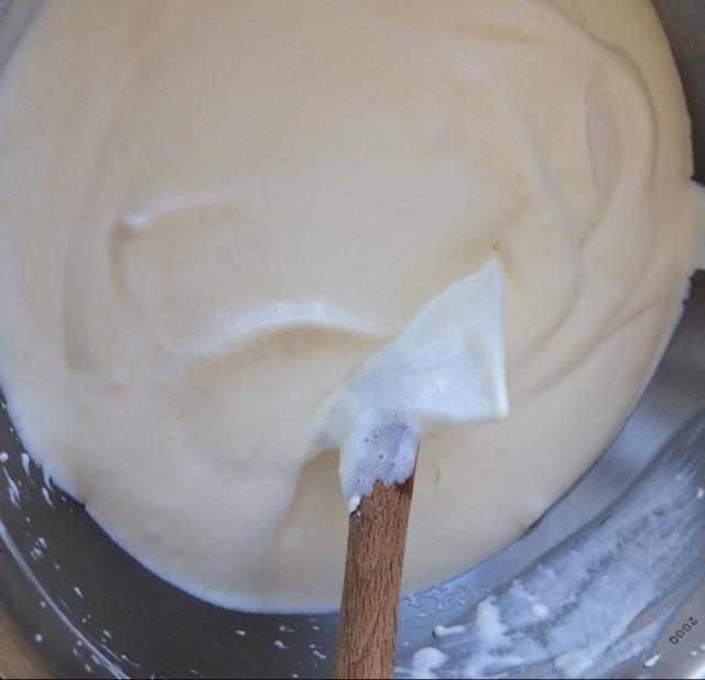 栗子和焦糖的甜蜜約會：裝飾乳酪慕斯蛋糕的做法 步骤6