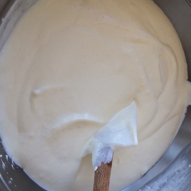 栗子和焦糖的甜蜜約會：裝飾乳酪慕斯蛋糕的做法 步骤5
