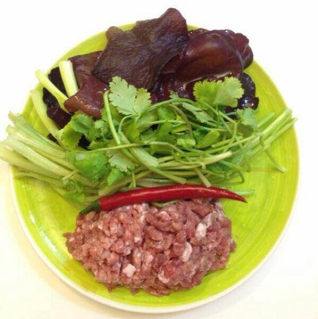 木耳芹菜炒肉末（快手菜）的做法 步骤1