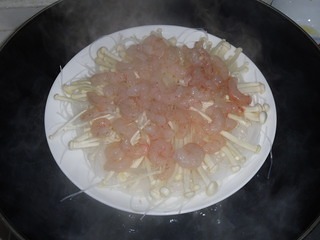 家常快手菜~金針菇粉絲蒸蝦的做法 步骤8