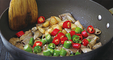 幹鍋土豆溜肥腸的做法 步骤4