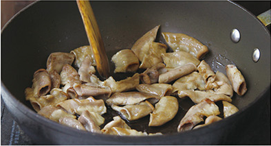 幹鍋土豆溜肥腸的做法 步骤3