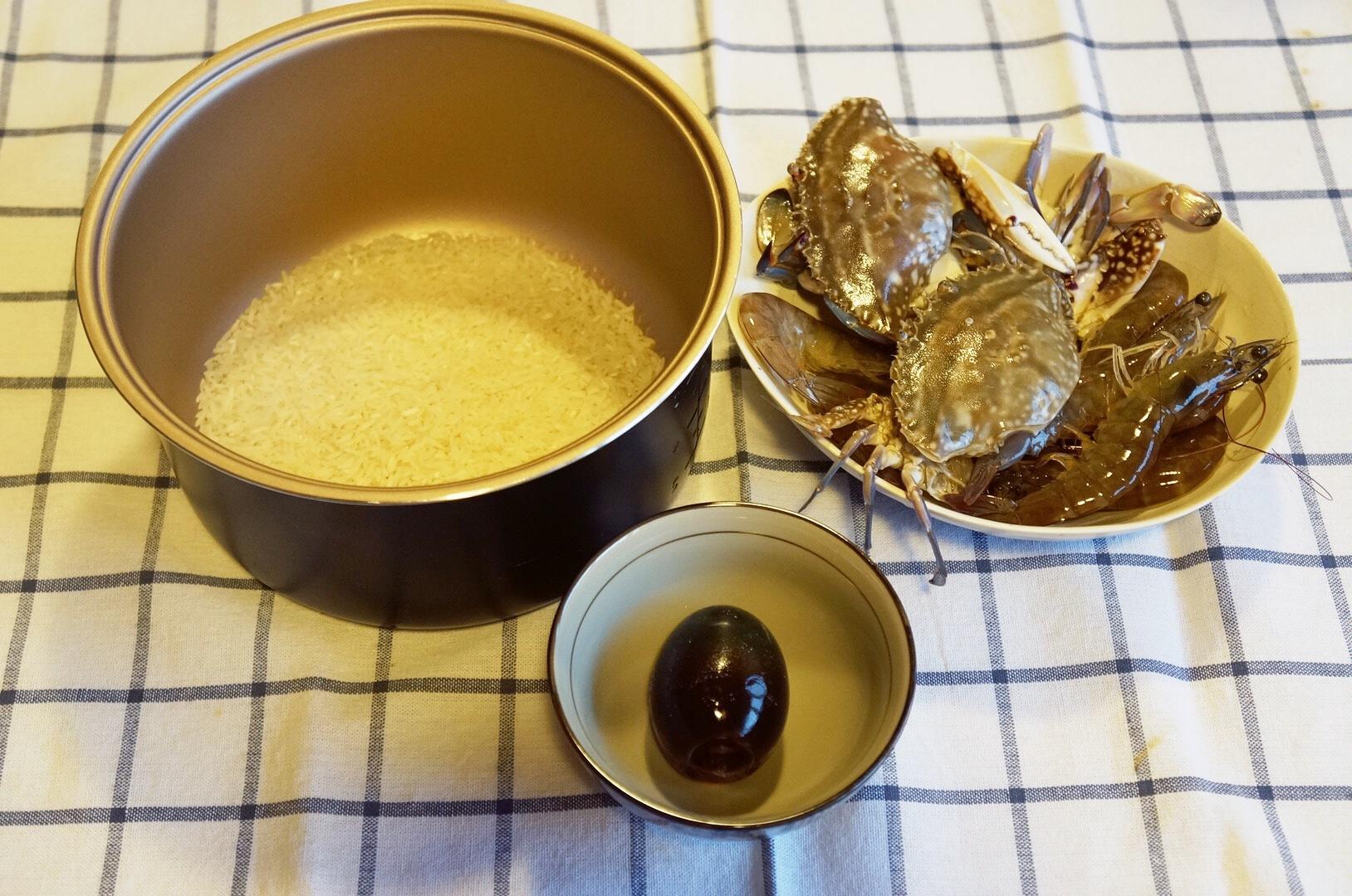一碗柔滑香濃的粵式海鮮粥的做法 步骤2