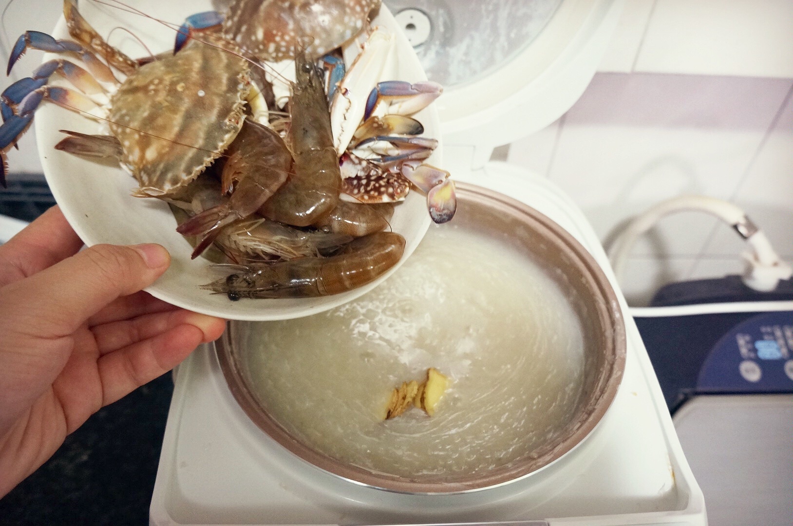 一碗柔滑香濃的粵式海鮮粥的做法 步骤9