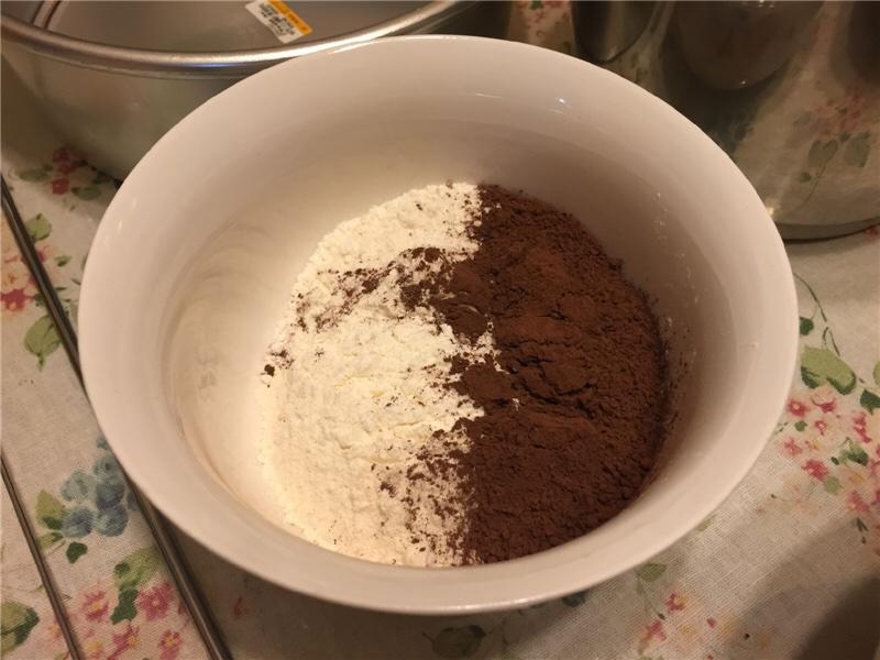 巧克力戚風裸蛋糕的做法 步骤3