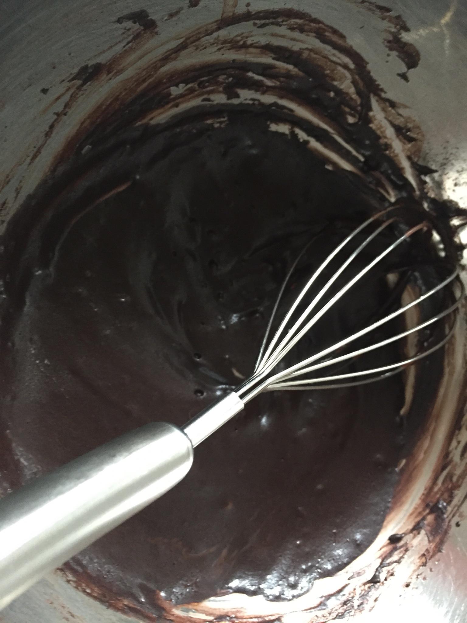 巧克力海綿杯子蛋糕的做法 步骤2