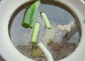 薏米豬蹄湯的做法 步骤3