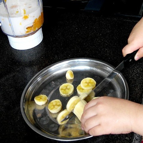 香蕉芒果奶昔(七歲兒童版)的做法 步骤3