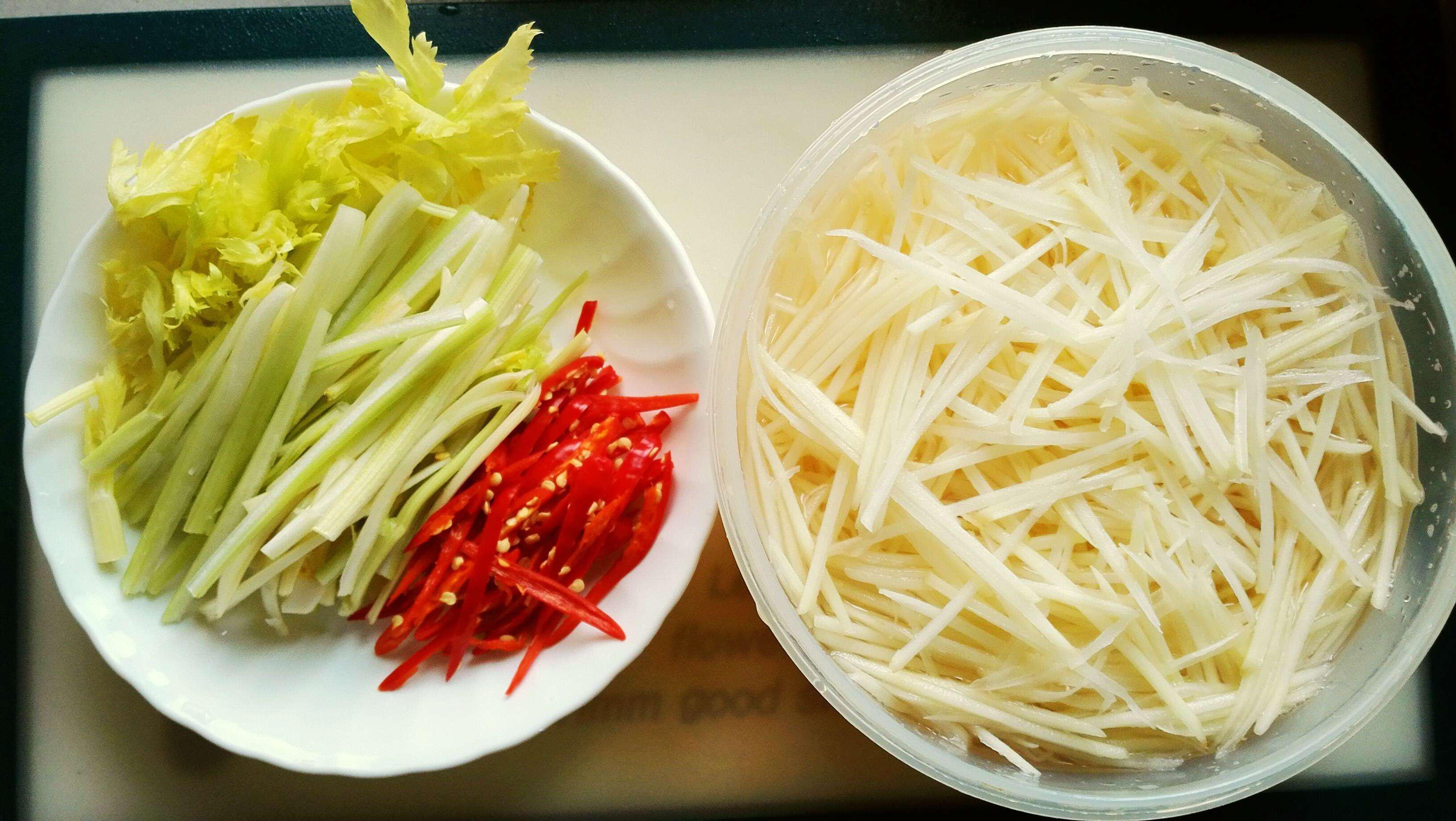 能當主食吃的炒菜丨芹菜土豆絲 · 圓滿素食的做法 步骤1