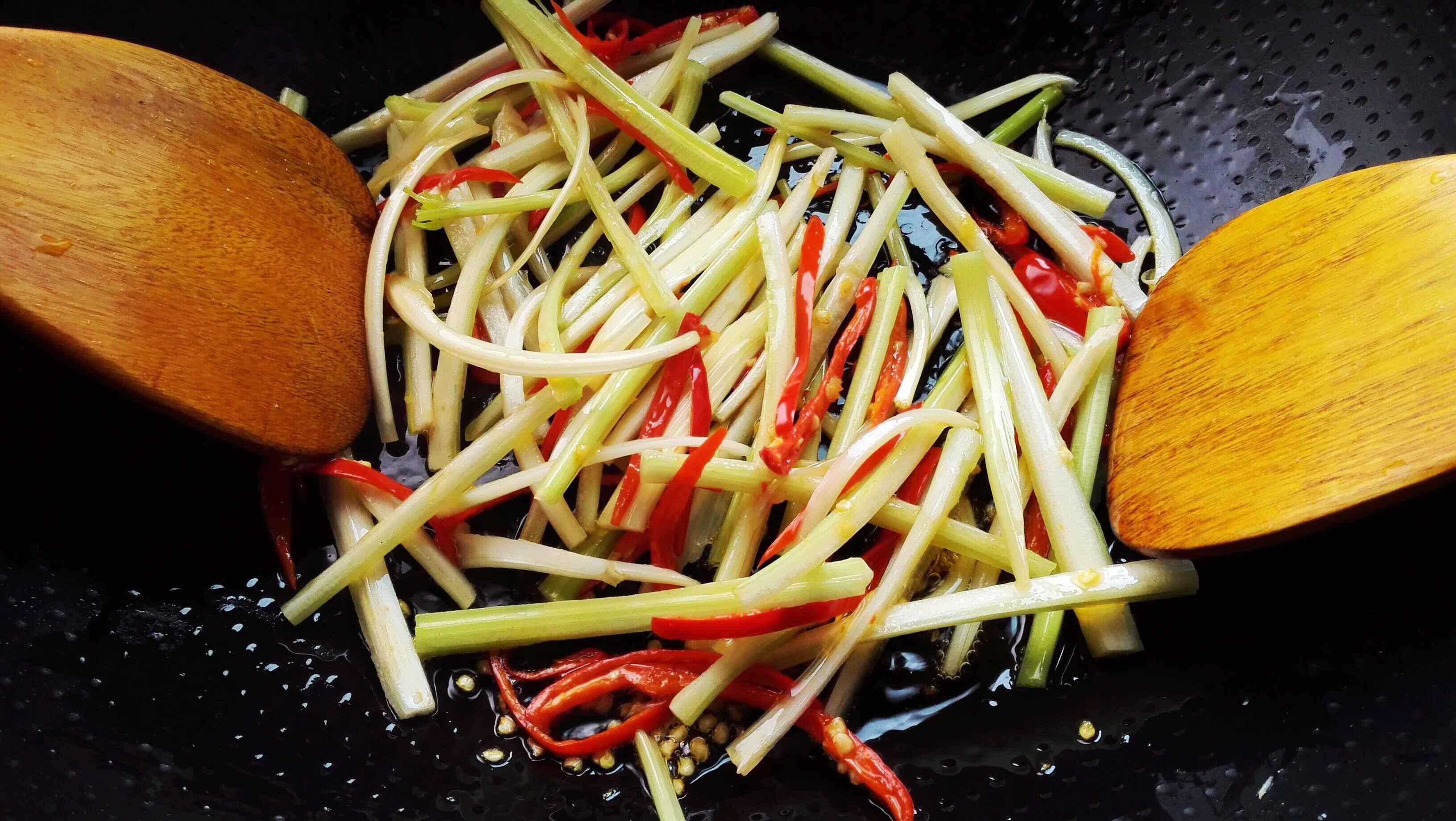 能當主食吃的炒菜丨芹菜土豆絲 · 圓滿素食的做法 步骤3