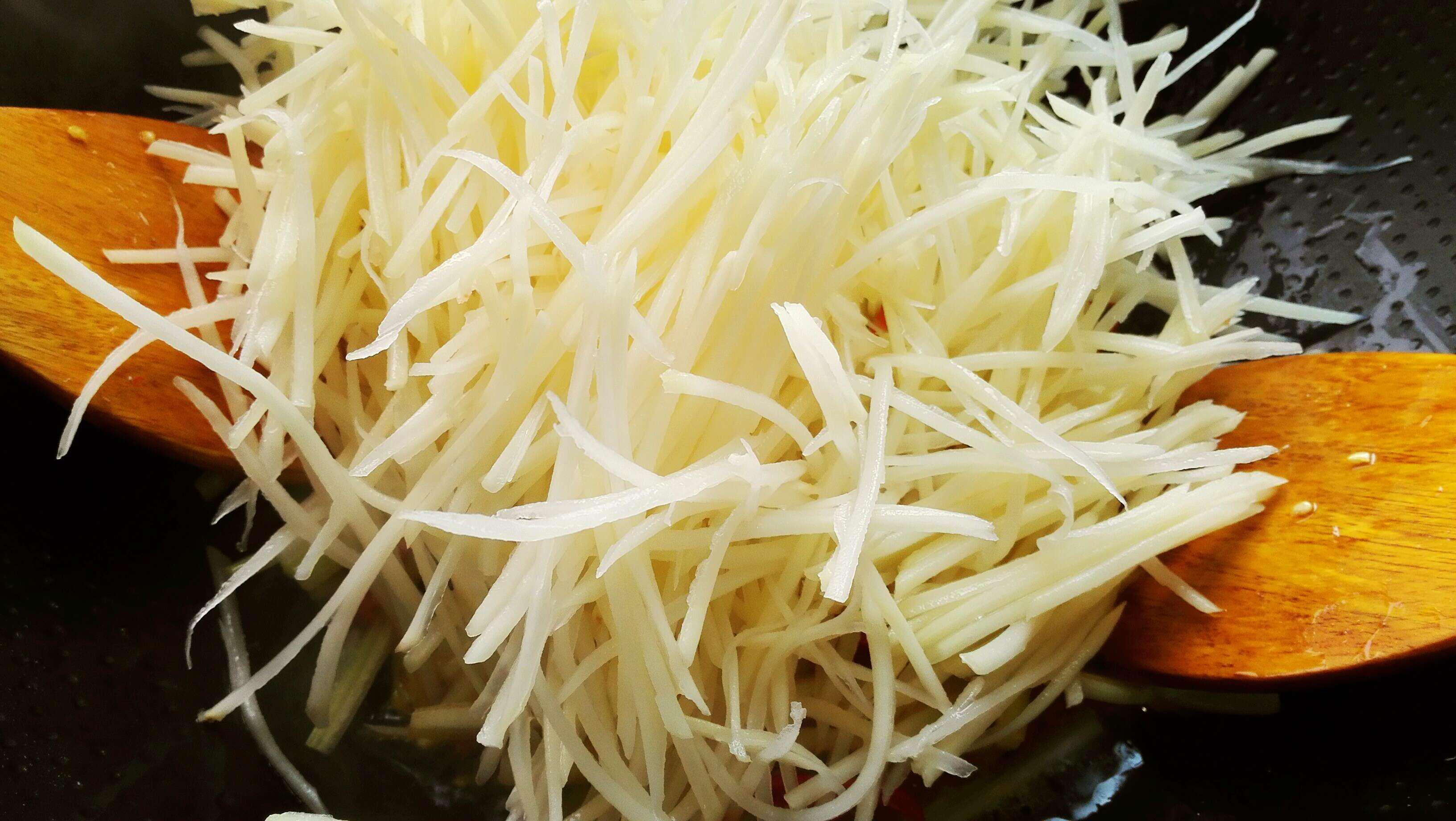 能當主食吃的炒菜丨芹菜土豆絲 · 圓滿素食的做法 步骤4