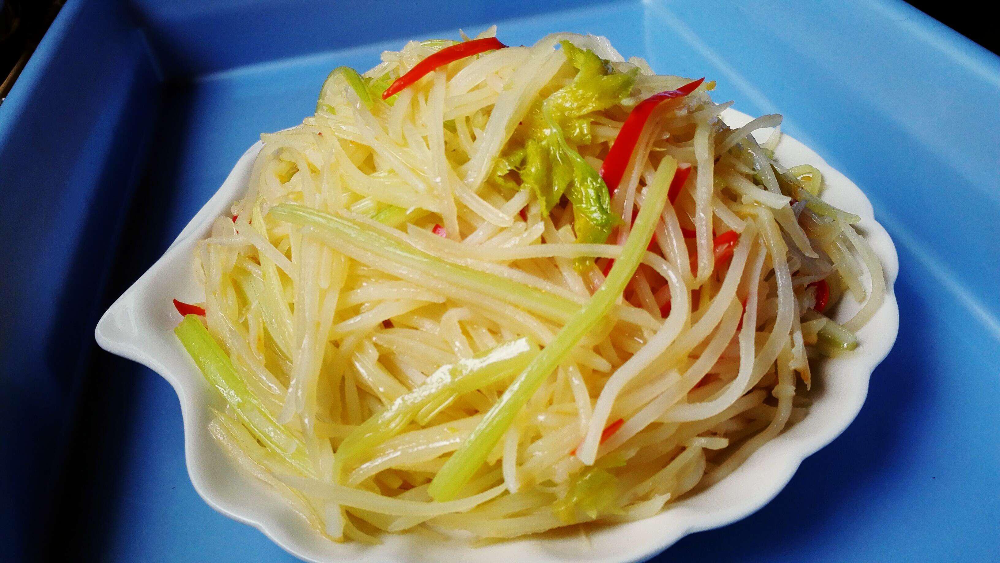 能當主食吃的炒菜丨芹菜土豆絲 · 圓滿素食的做法 步骤7