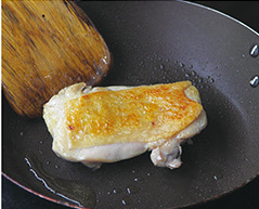 芝麻菜松仁香煎雞腿肉的做法 步骤4