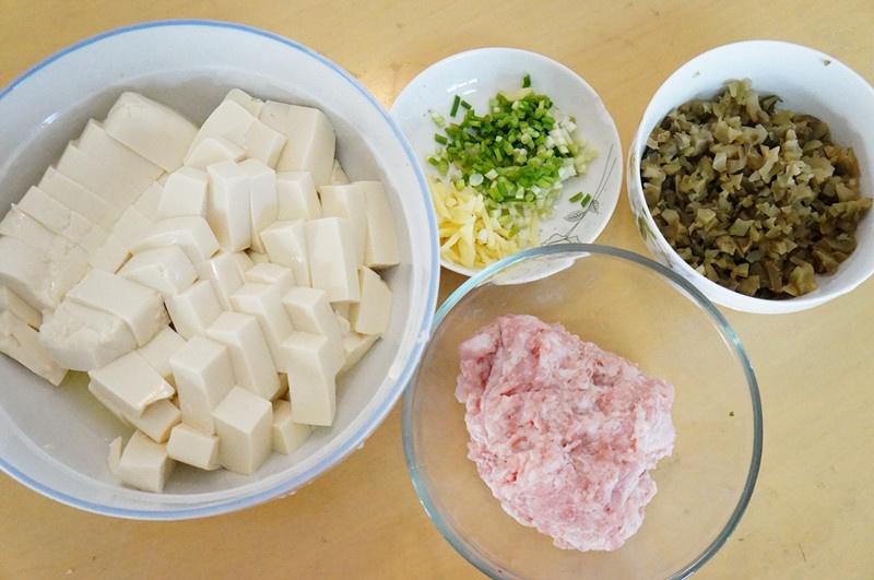 榨菜肉末蒸豆腐的做法 步骤1