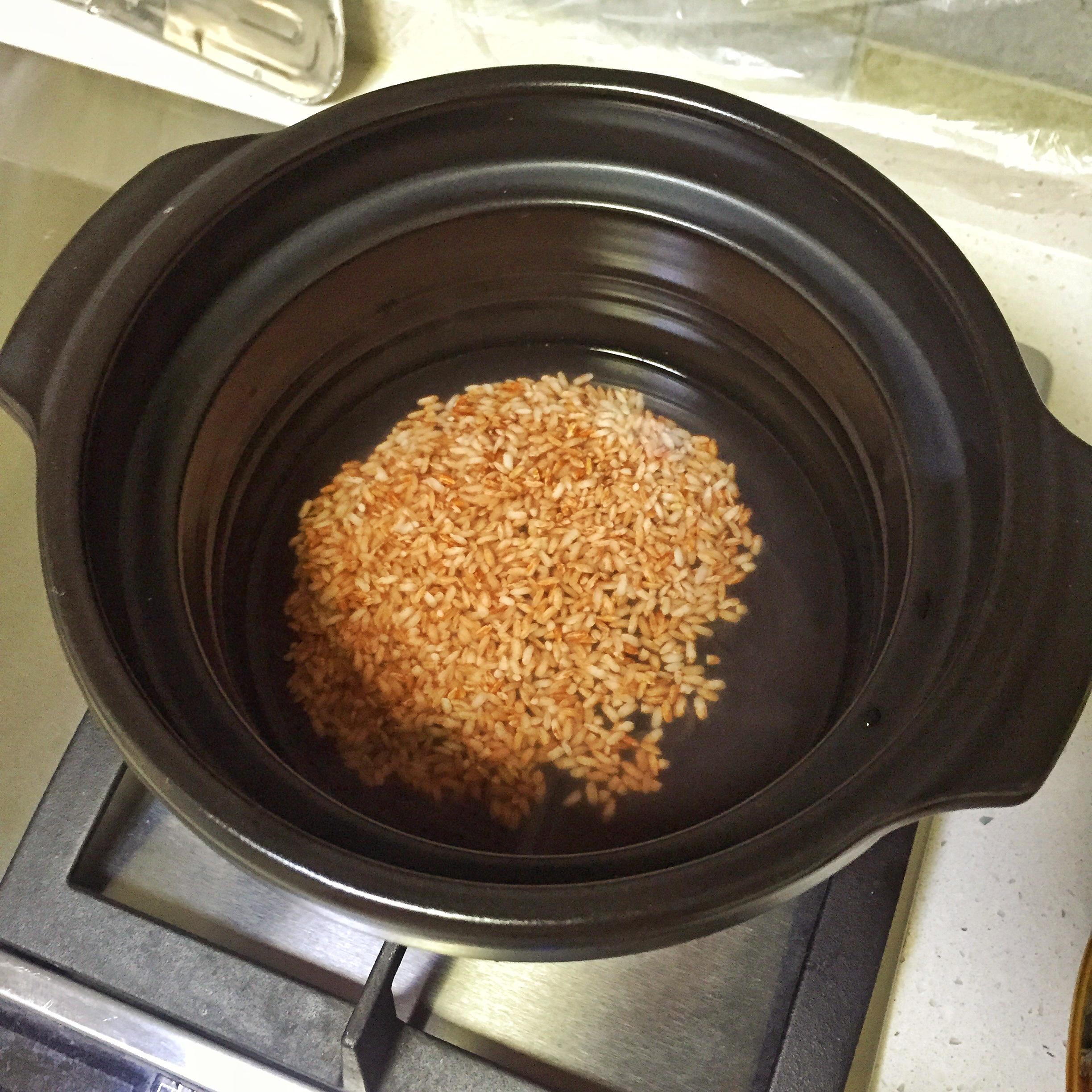 快手一人食------日式味噌時蔬煲仔紅米飯（陶瓷鍋版）的做法 步骤1