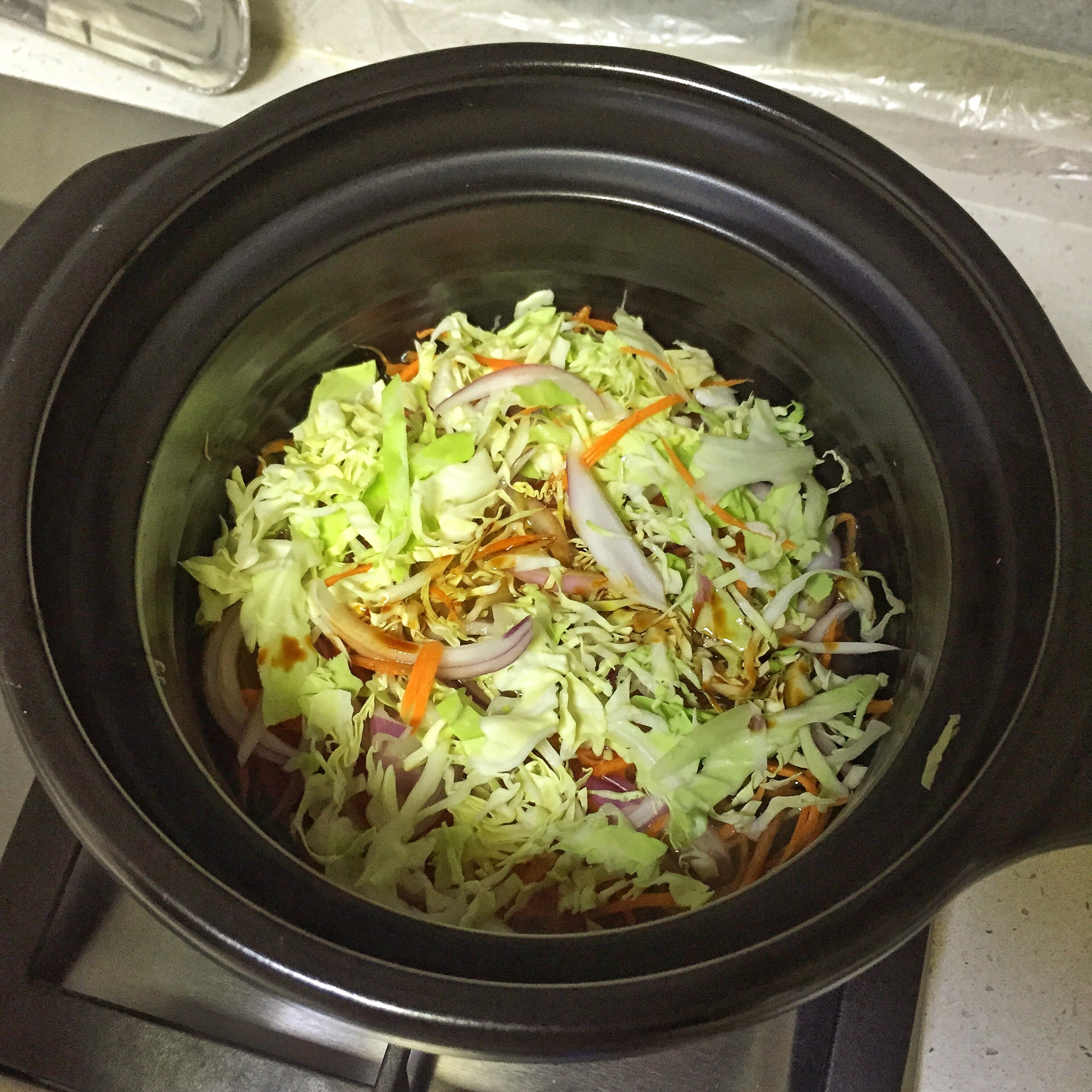 快手一人食------日式味噌時蔬煲仔紅米飯（陶瓷鍋版）的做法 步骤4